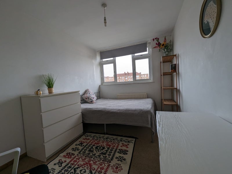 Room Hassett Road in Greater London