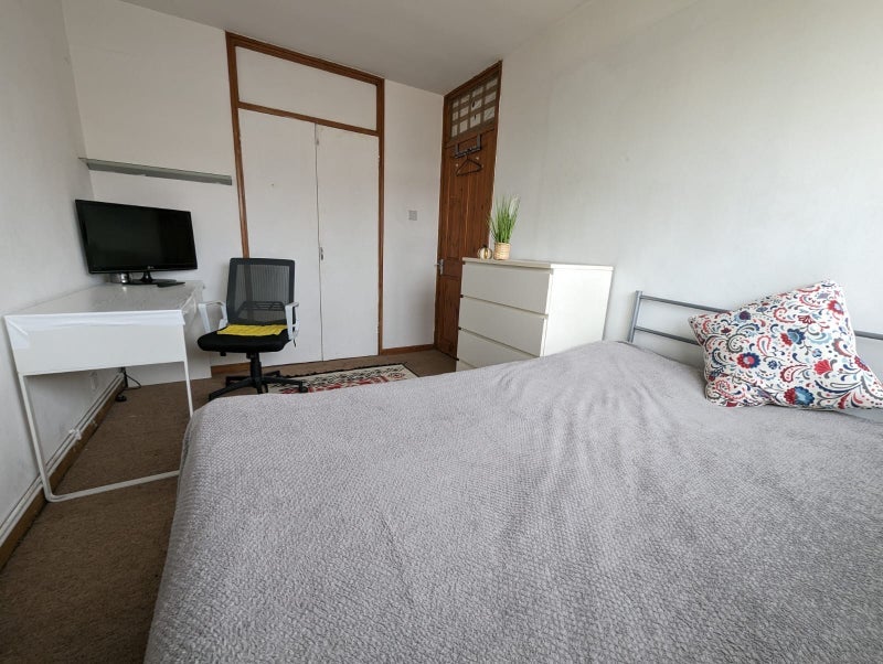 Room Hassett Road in Greater London