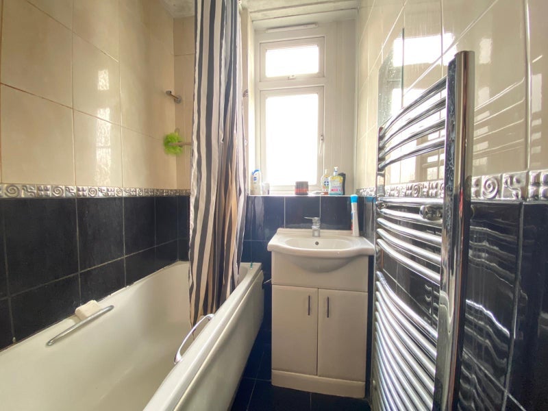 Room Hassett Road in Greater London