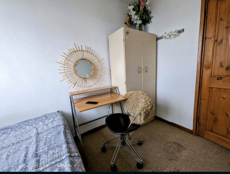 Room Hassett Road in Greater London