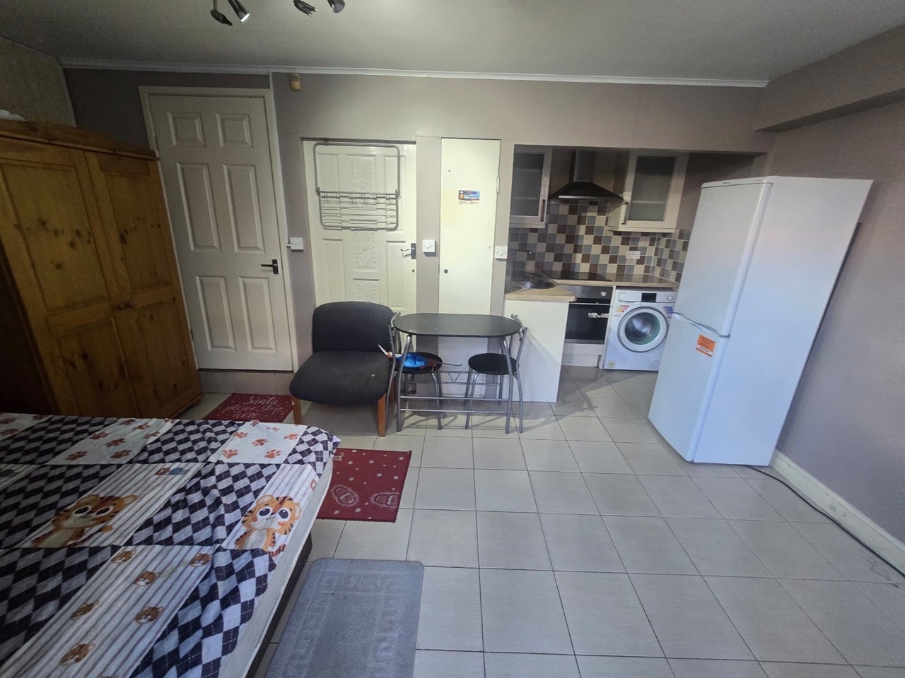 Flat Hartslock Drive in Greater London