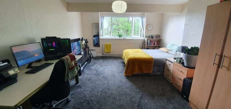 Room Dirkhill Road in Bradford