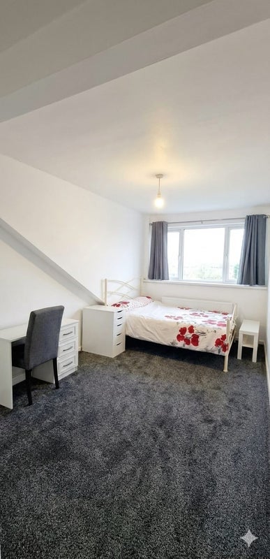 Room Dirkhill Road in Bradford