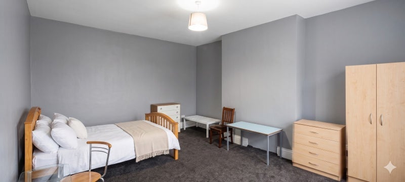 Room Dirkhill Road in Bradford