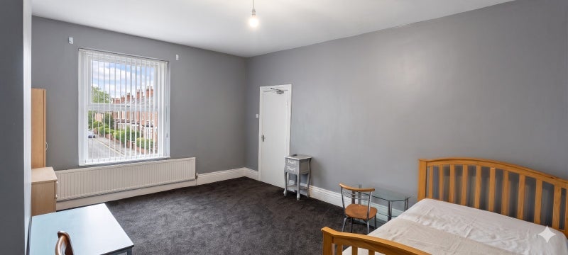Room Dirkhill Road in Bradford