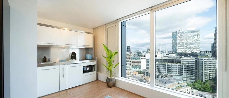 Room Frying Pan Alley in Greater London