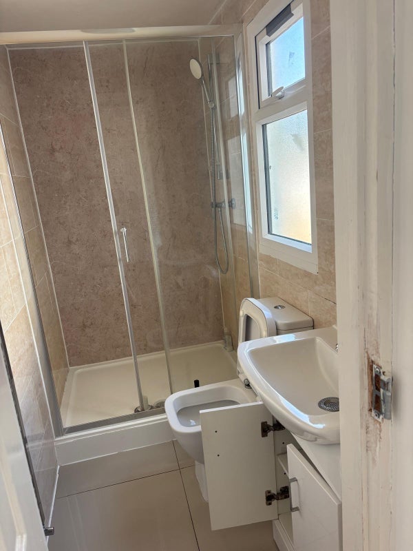 Room Leander Road in Greater London