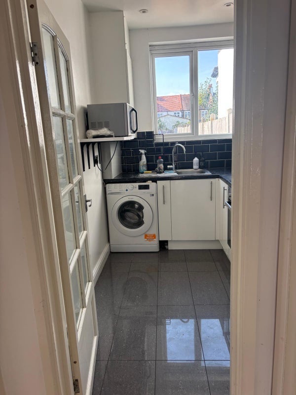 Room Leander Road in Greater London