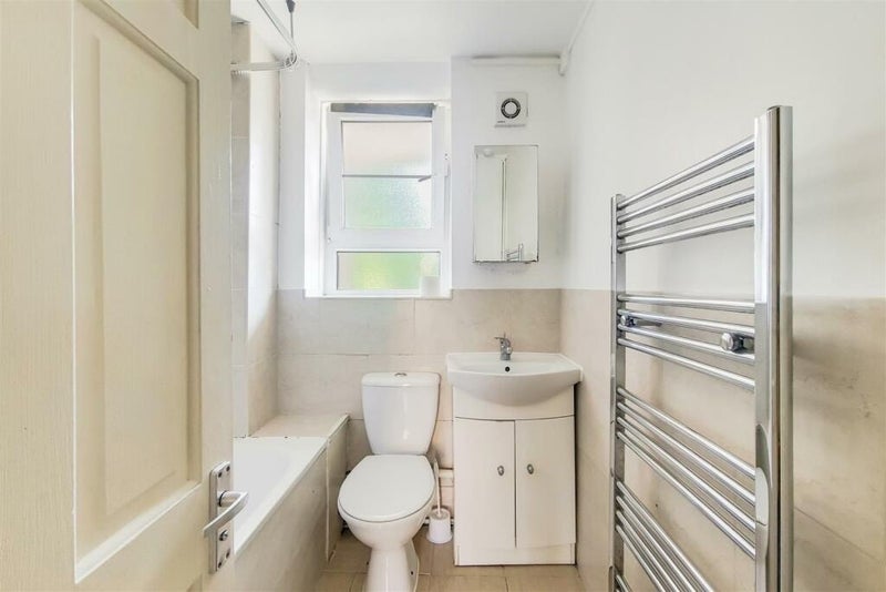 Room Brixton Road in Greater London