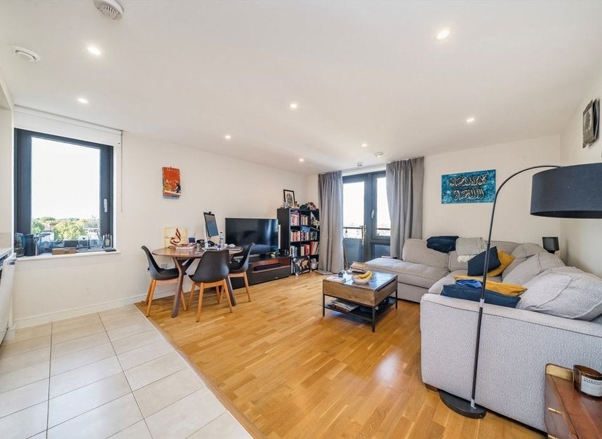 Flat Chartfield Avenue in Greater London