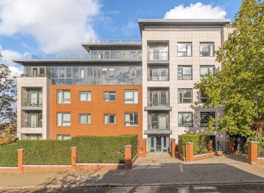 Flat Chartfield Avenue in Greater London