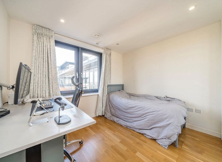Flat Chartfield Avenue in Greater London