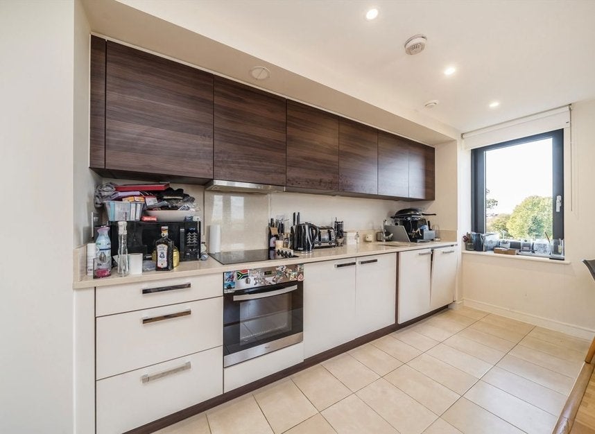Flat Chartfield Avenue in Greater London