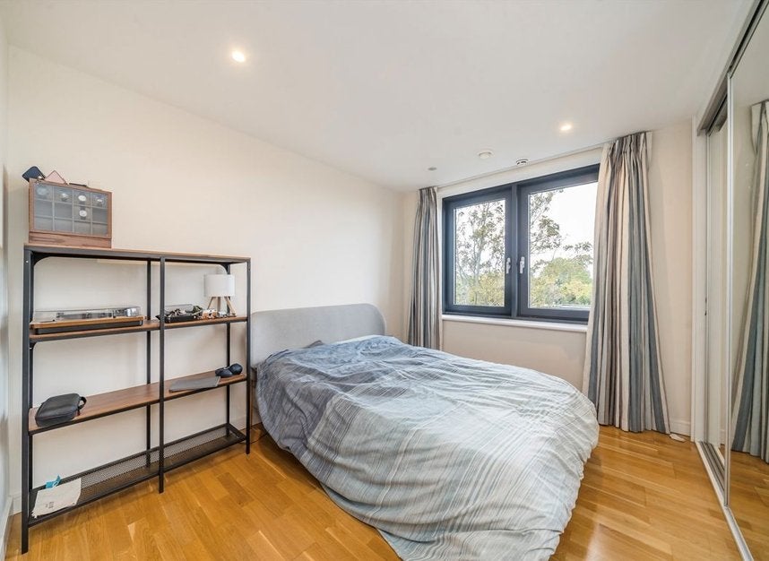 Flat Chartfield Avenue in Greater London