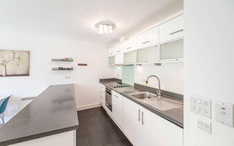 Flat Oakleigh Road South in Greater London
