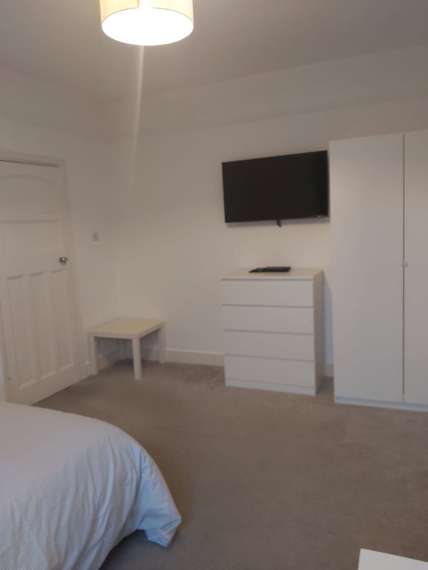 Room Compton Road in Greater London