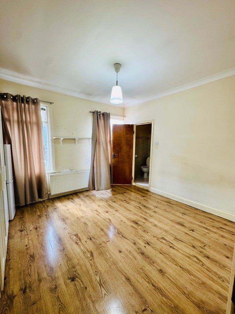 Flat Bakers Avenue in Greater London