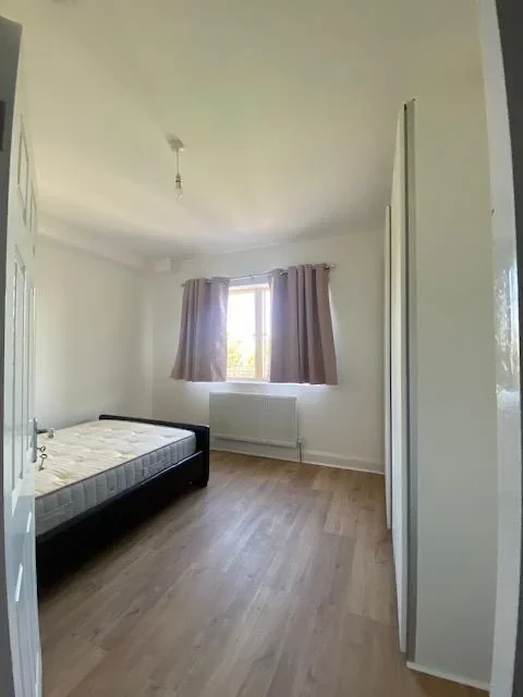 Flat Tanner Street in Greater London