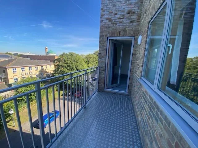 Flat Tanner Street in Greater London