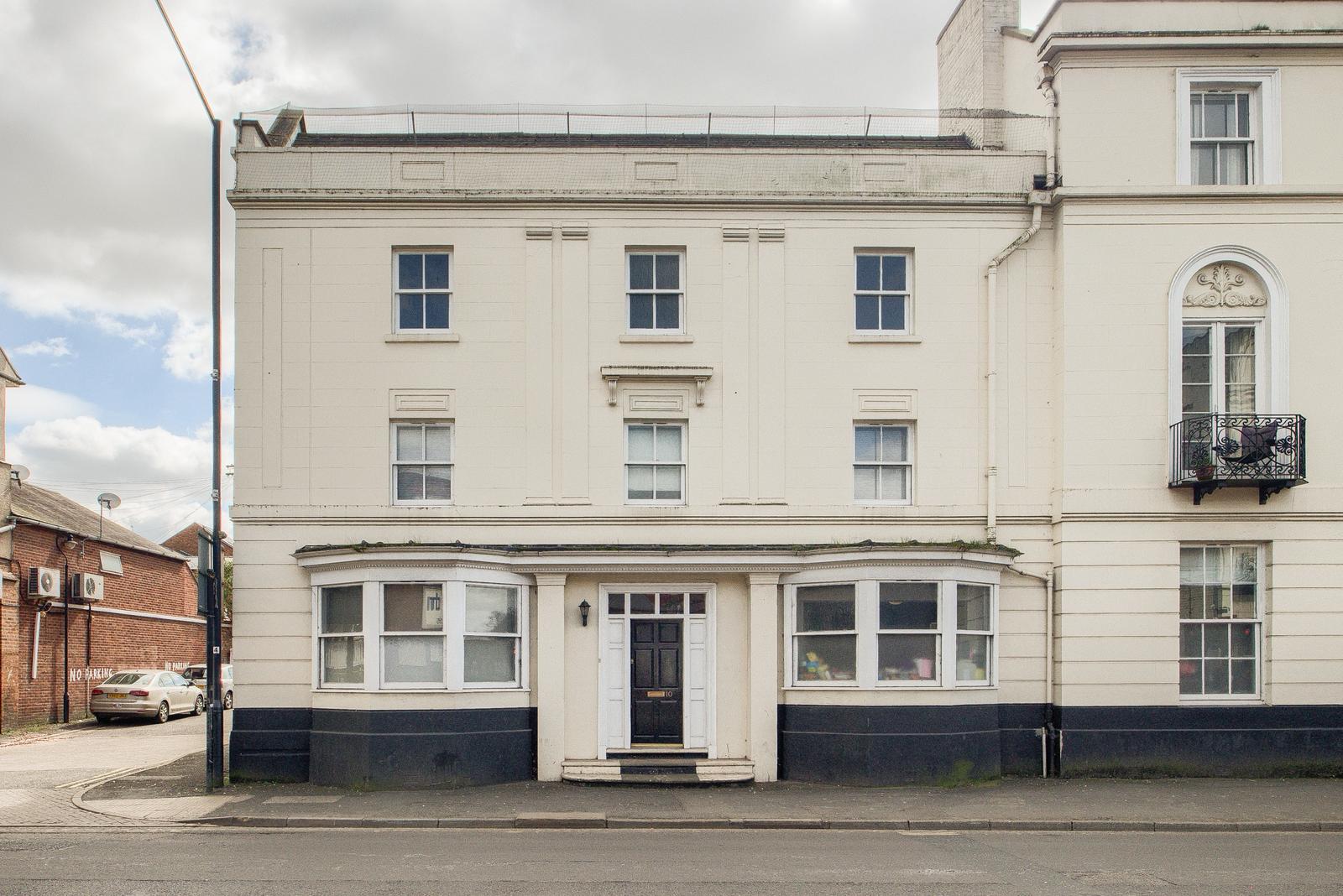 Flat High Street in Royal Leamington Spa