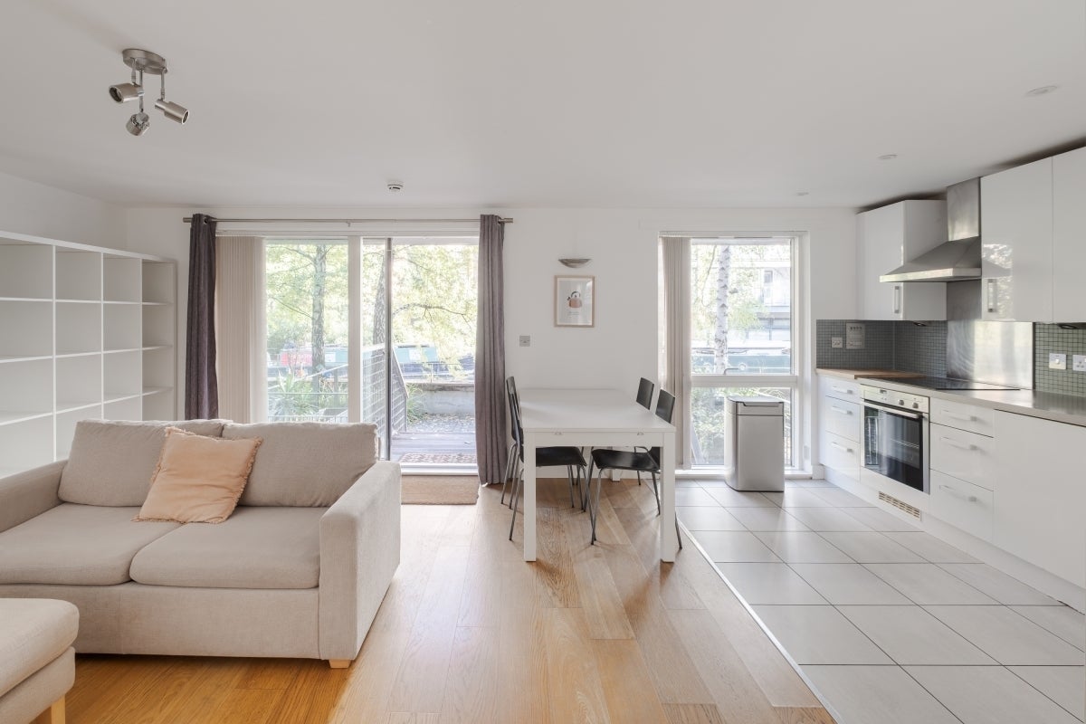 Flat Orsman Road in Greater London