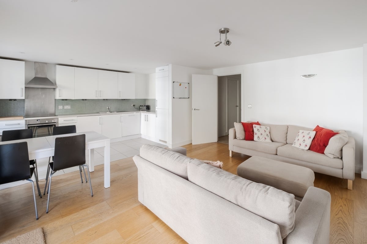 Flat Orsman Road in Greater London