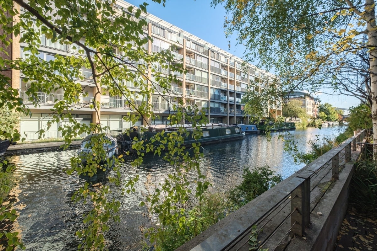 Flat Orsman Road in Greater London