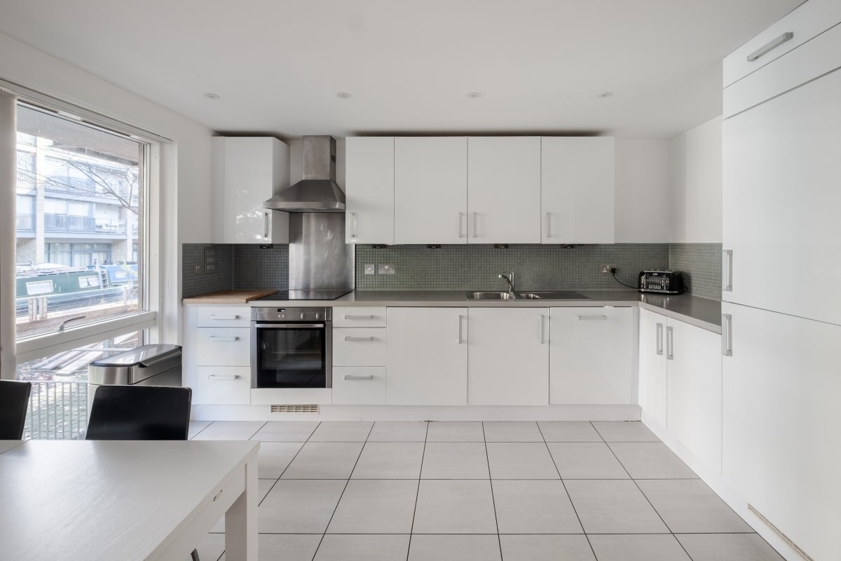 Flat Orsman Road in Greater London