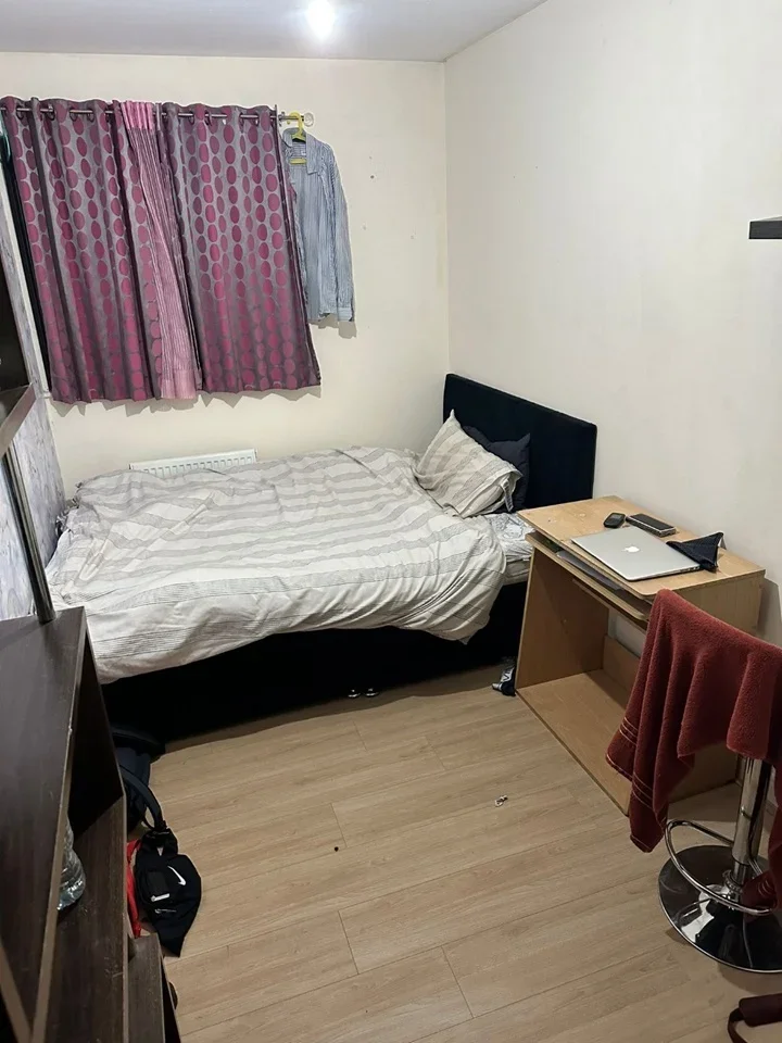 Room Deblin Drive in Greater London