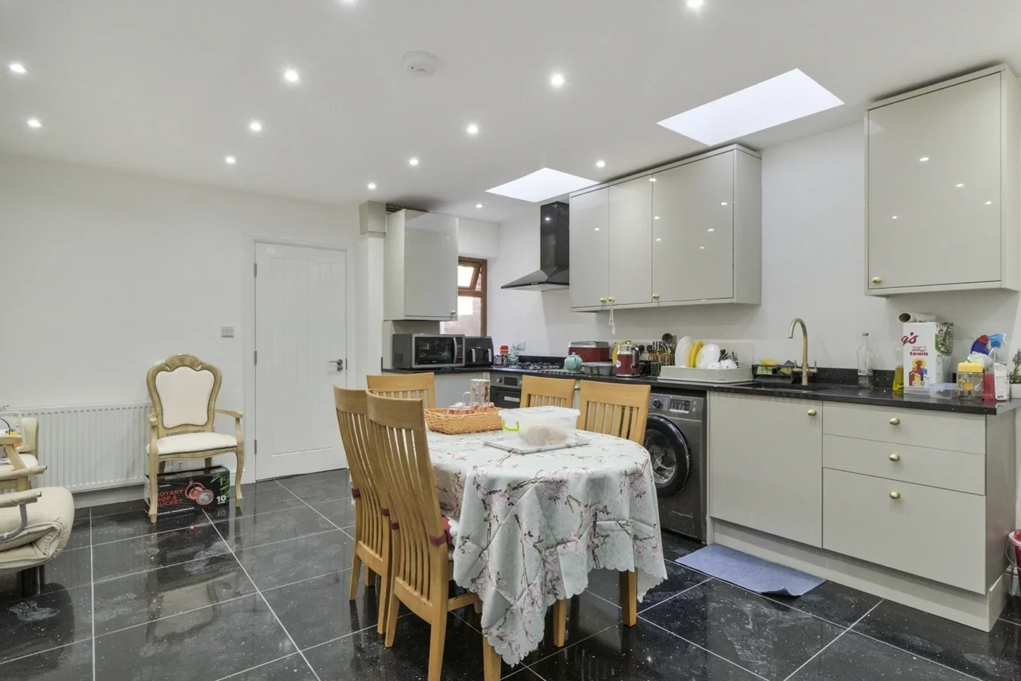 Room Benares Road in Greater London