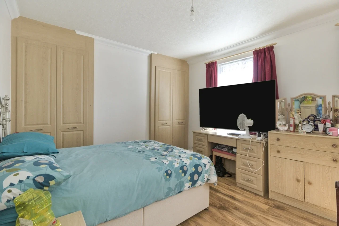 Room Benares Road in Greater London