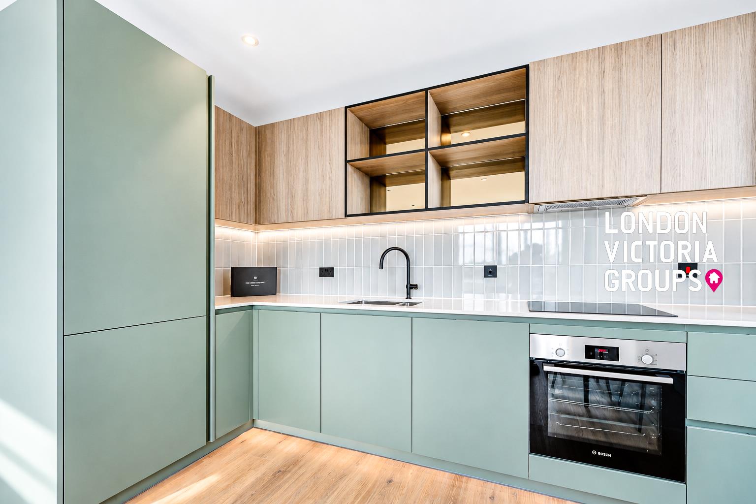 Flat Cedrus Avenue in Greater London