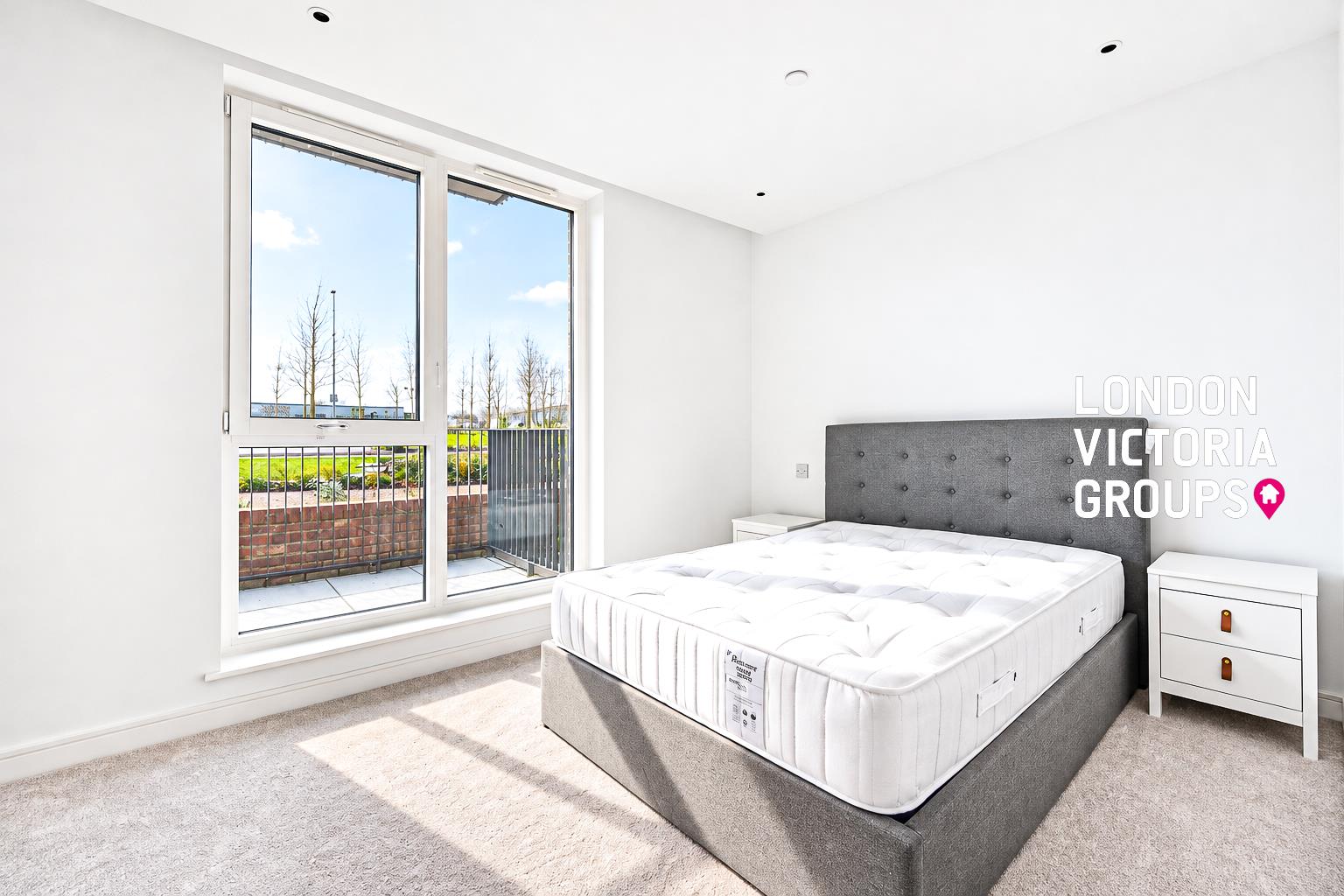 Flat Cedrus Avenue in Greater London