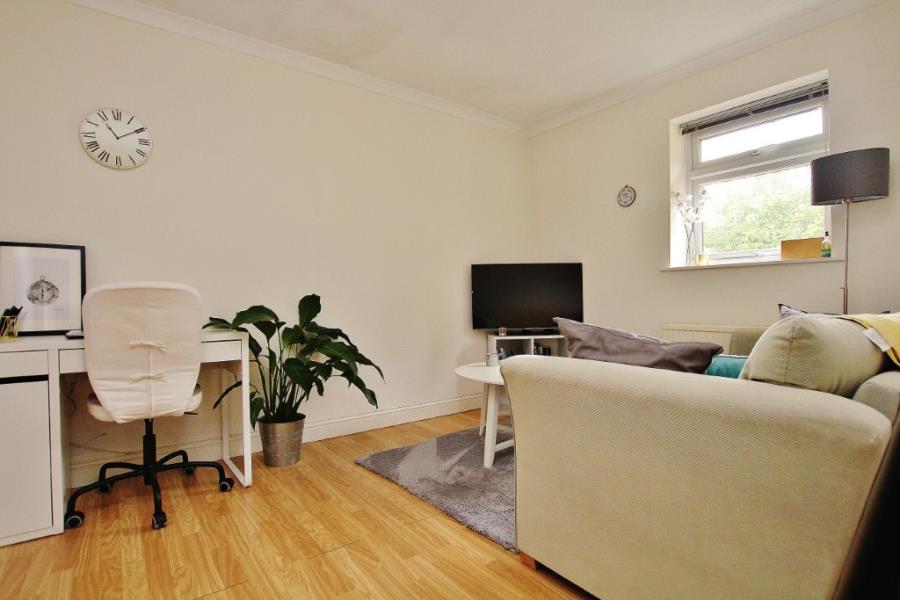 Flat Inkerman Road in Woking
