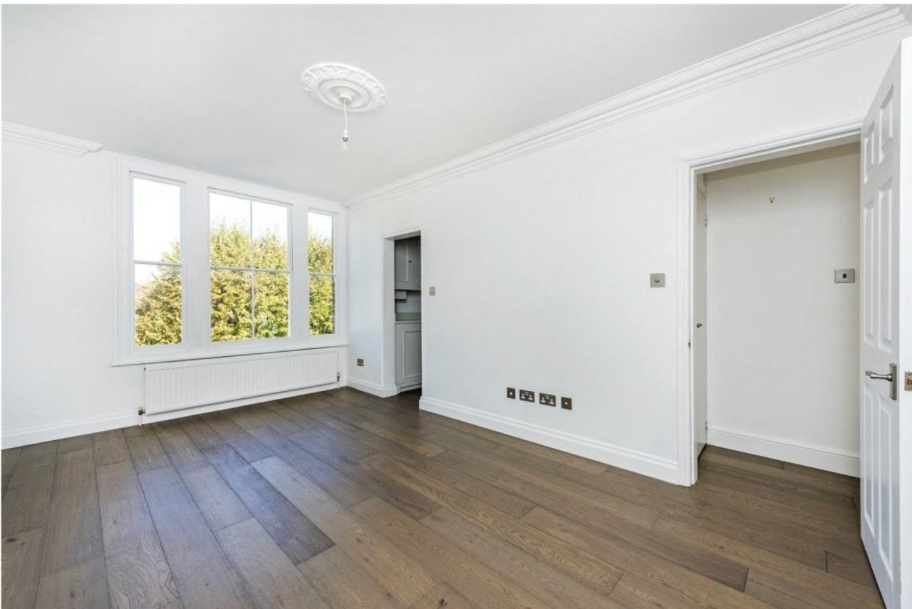 Flat Onslow Road in Greater London