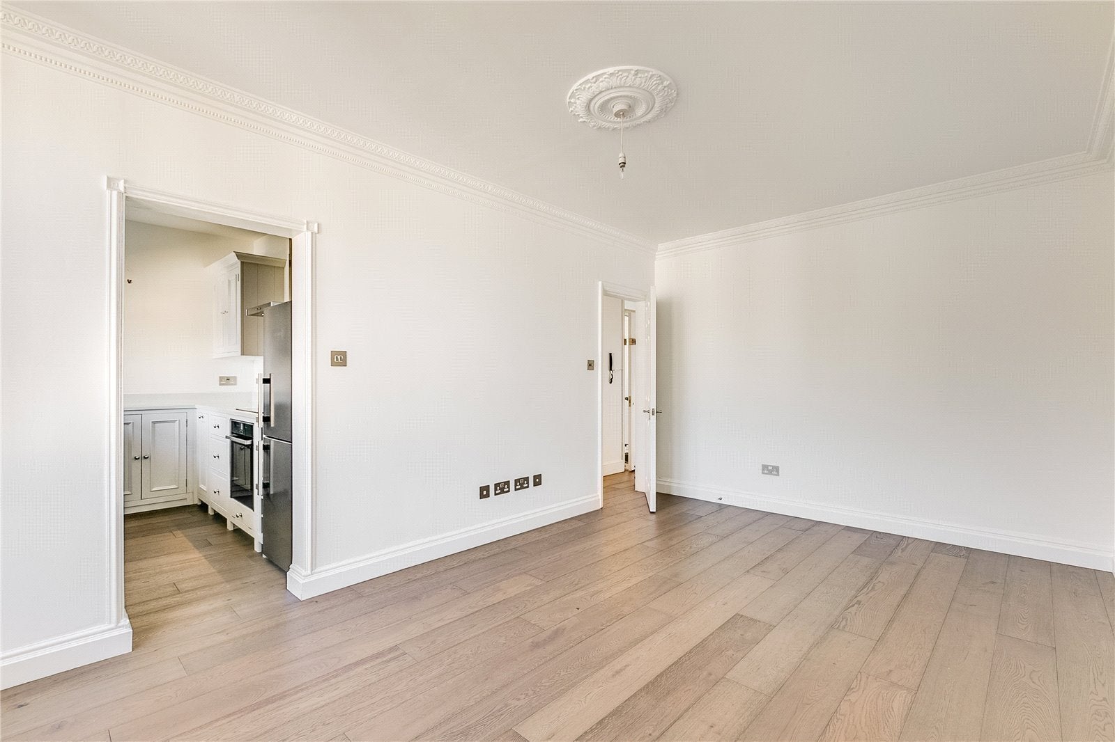 Flat Onslow Road in Greater London