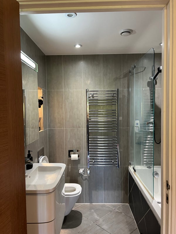 Room Holman Road in Greater London