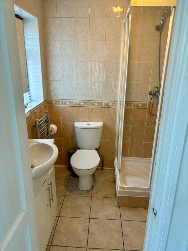 Room Outram Road in Greater London