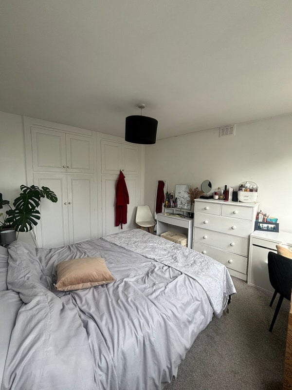 Flat Lambourn Road in Greater London