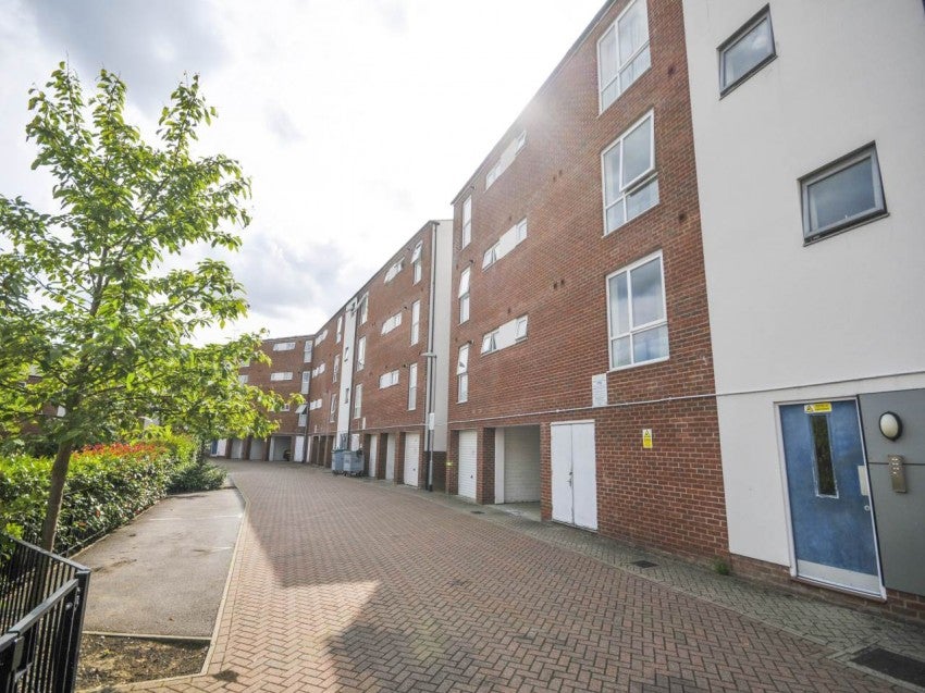 Flat Aviation Avenue in Welwyn Hatfield
