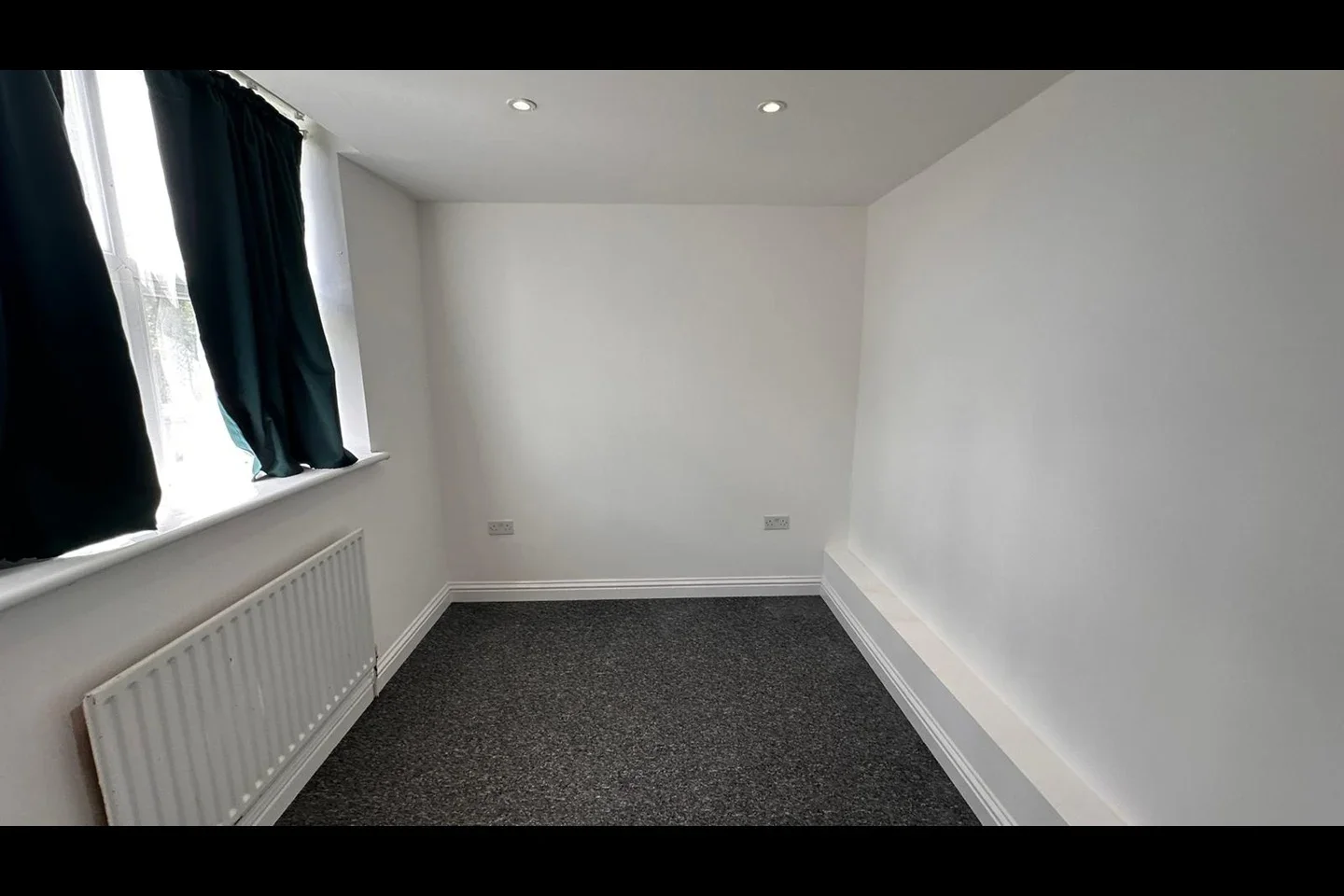 Flat Hillside Avenue in Strood
