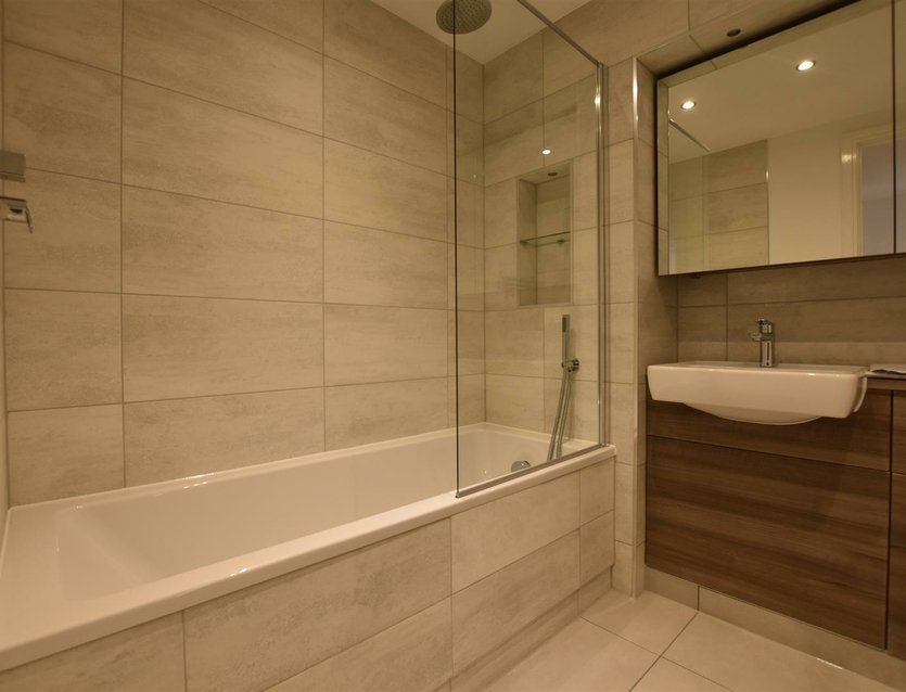 Flat Garnet Place in Greater London