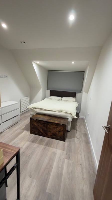 Flat Tooting High Street in Greater London