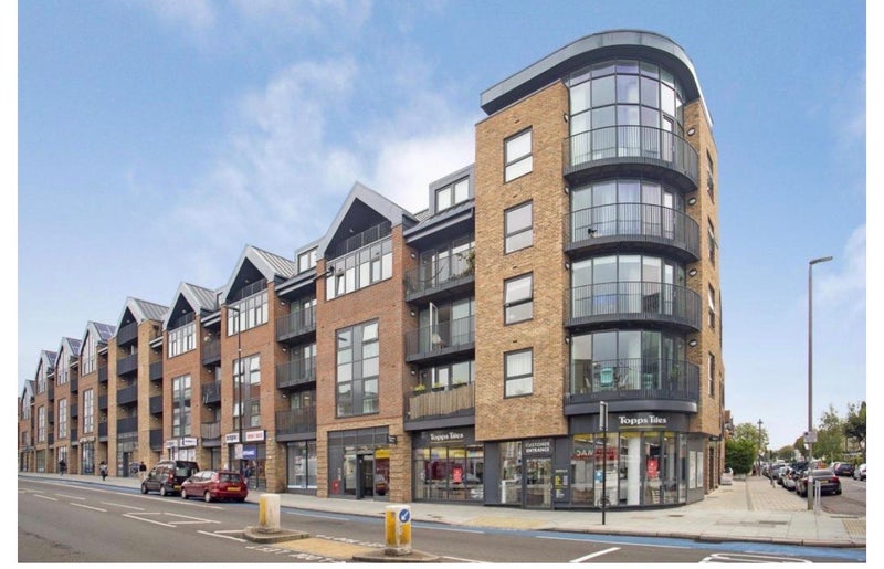 Flat Tooting High Street in Greater London