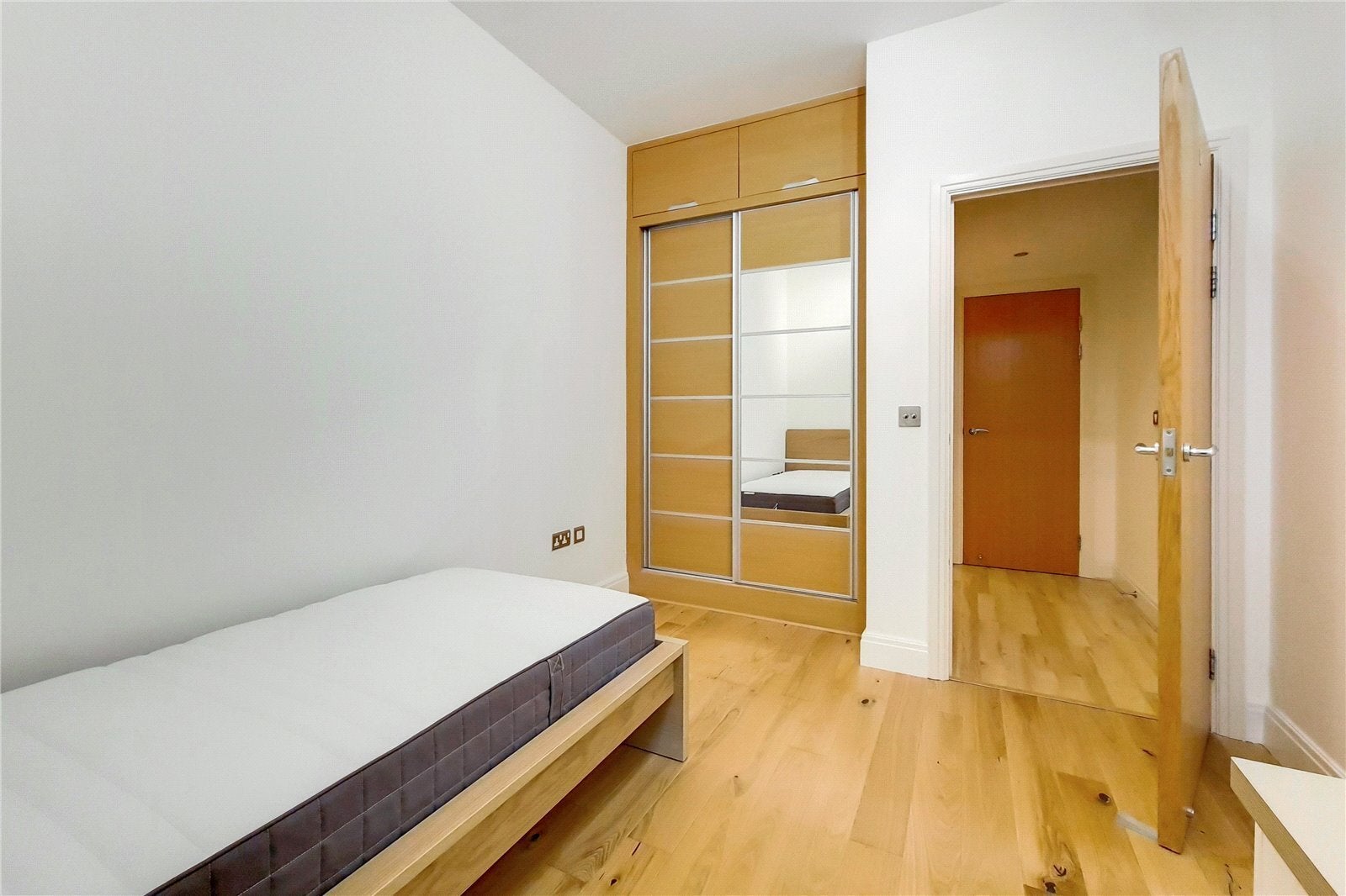 Flat Winchester Mews in Greater London