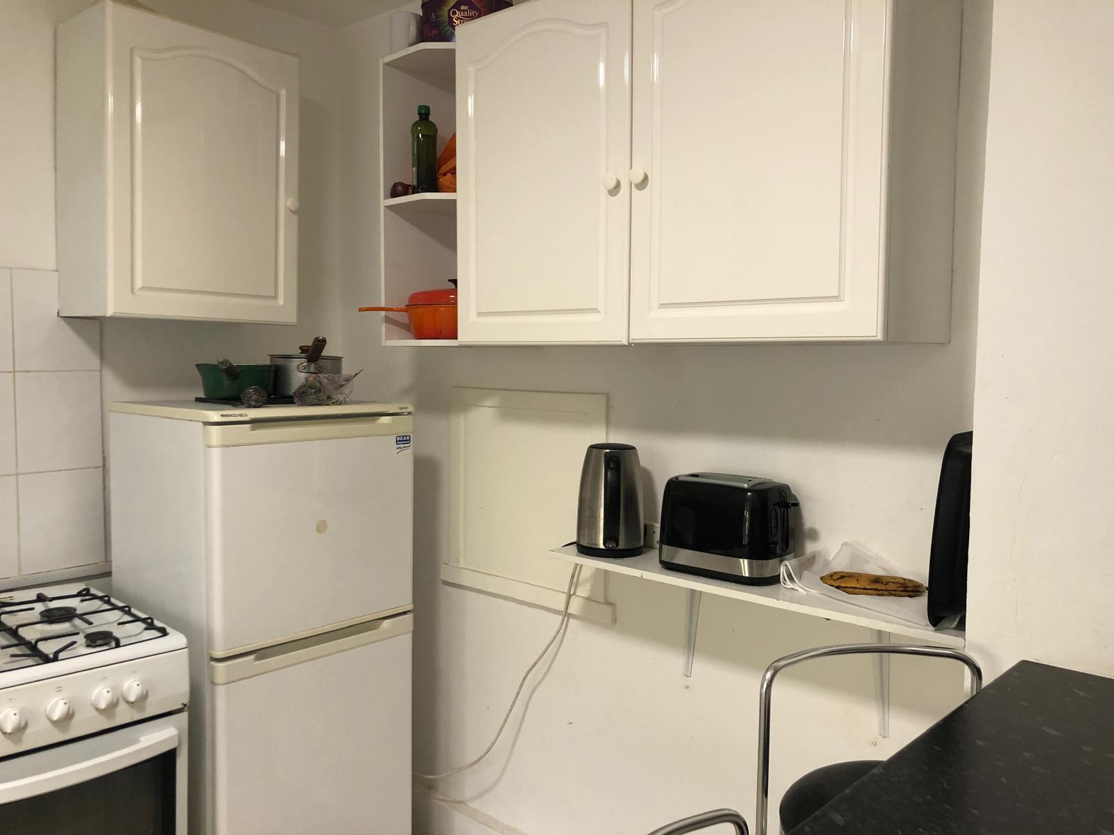 Room Effra Road in Greater London