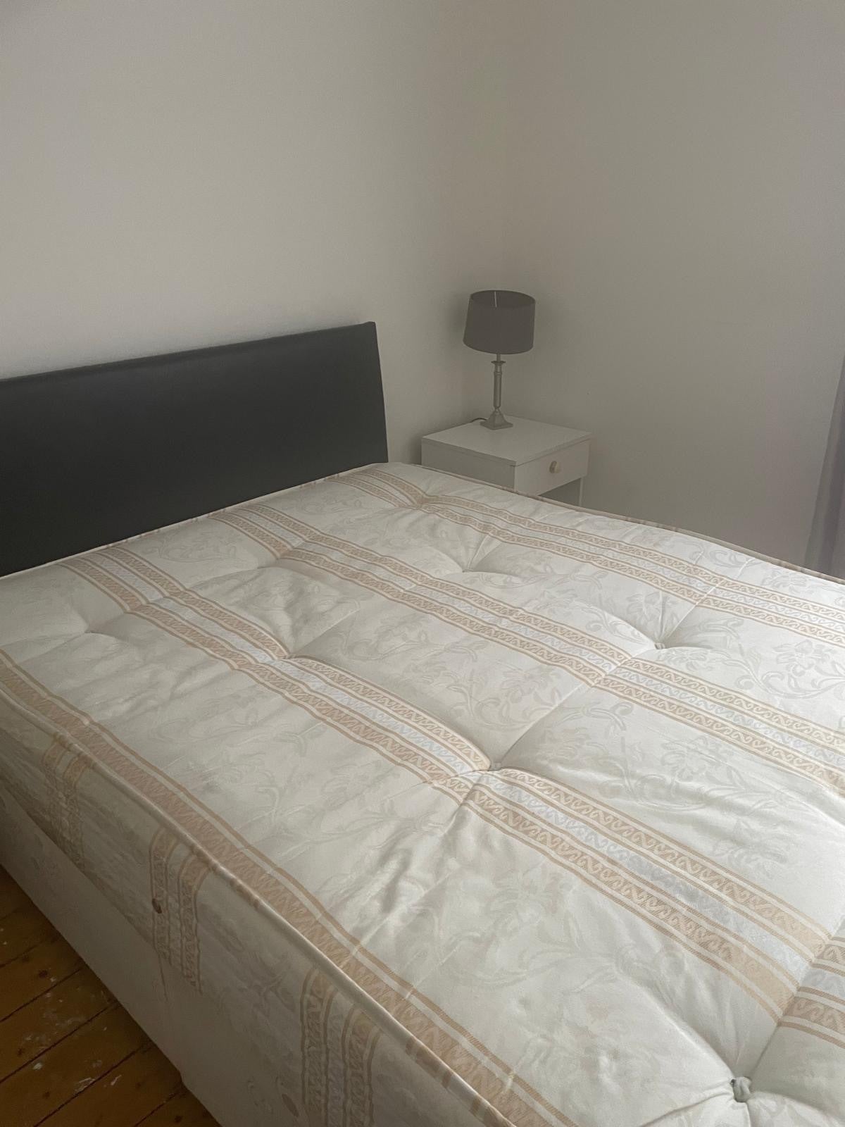 Room Effra Road in Greater London