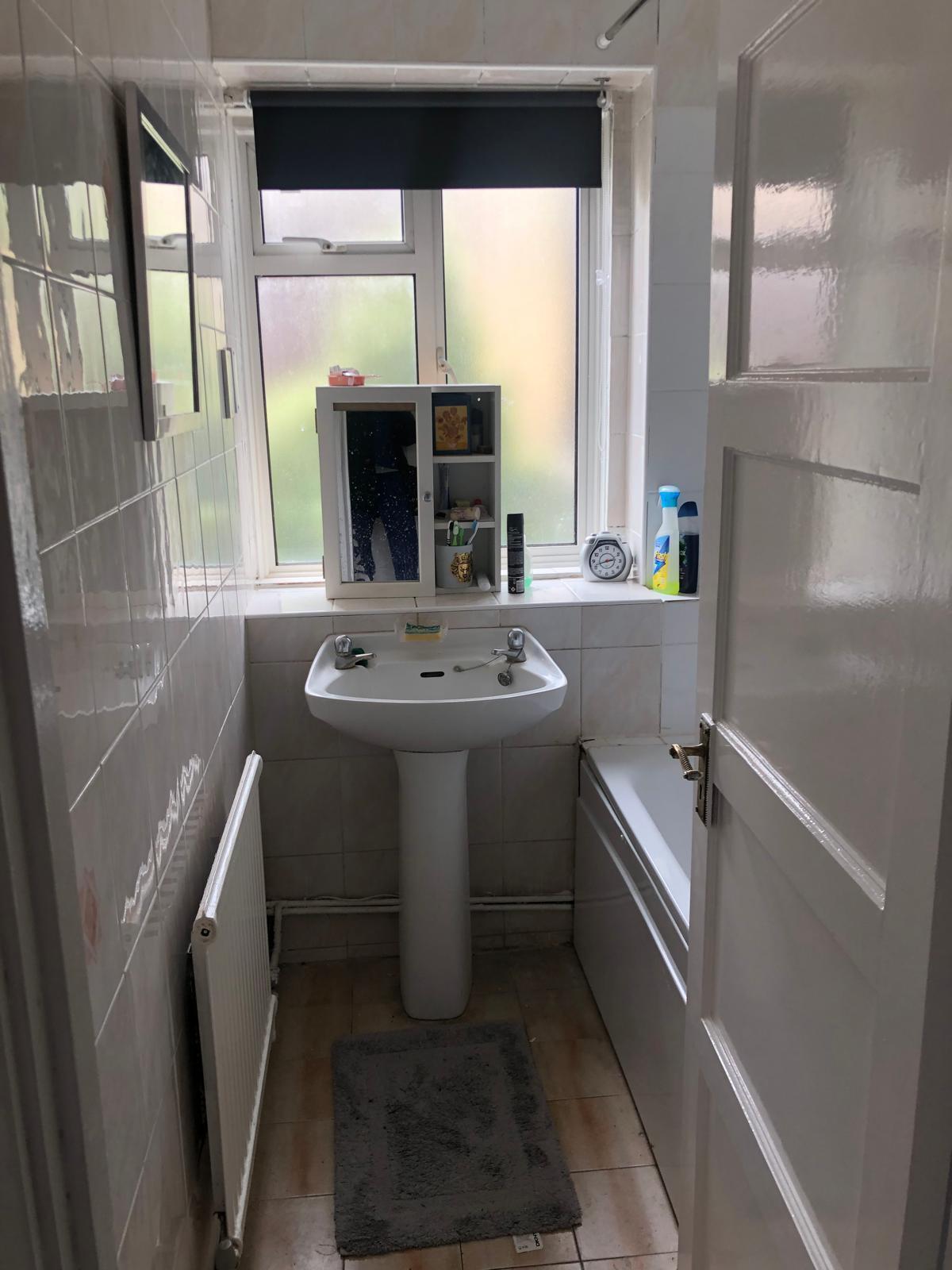 Room Effra Road in Greater London