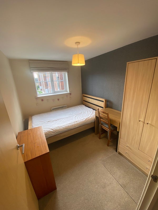 Room Lawnhurst Avenue in Manchester