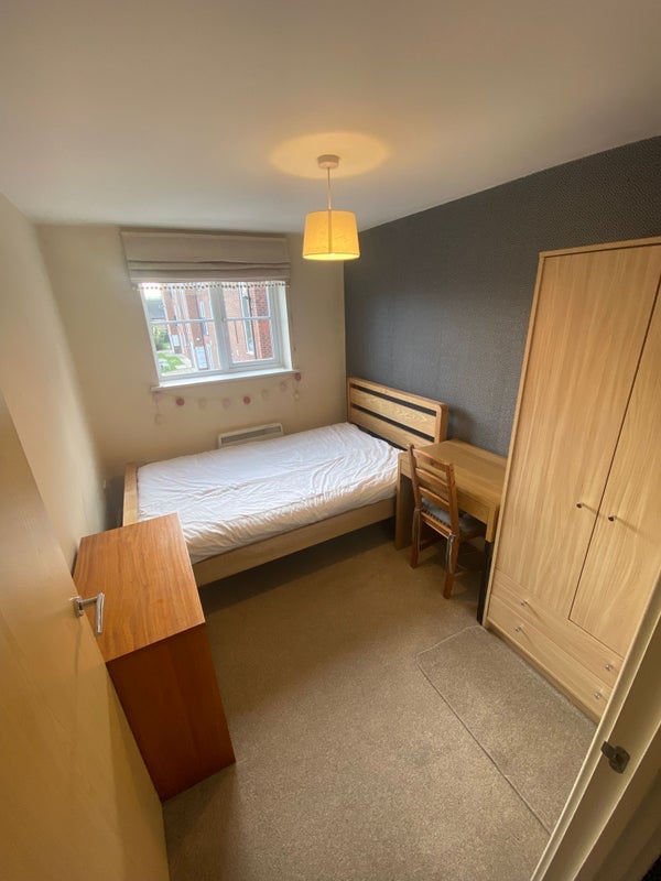 Room Lawnhurst Avenue in Manchester